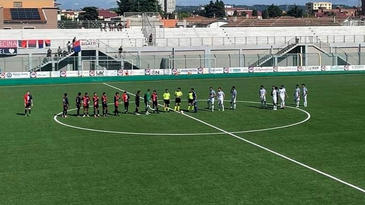 Il Cecina vince 4-0 il derby con la Pro Livorno Sorgenti, dimostrando eccellenza.