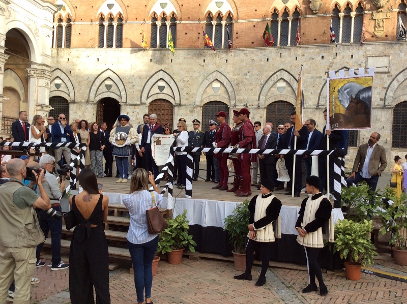 Il Masgalano consegnato alla Torre nel Palio di Siena.