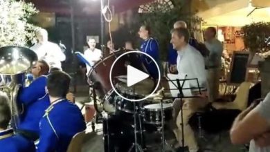 Il sindaco di Lucca suona la batteria con la banda comunale in piazza