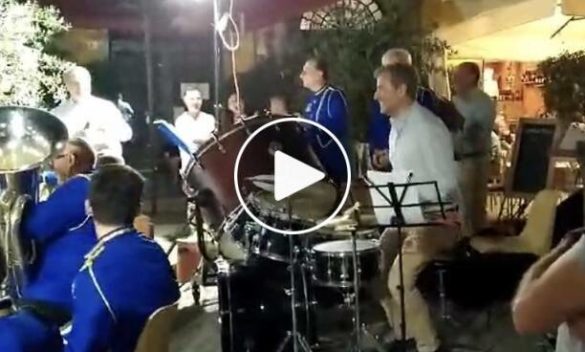Il sindaco di Lucca suona la batteria con la banda