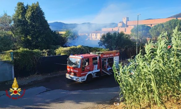 Incendio a Prato distrutte baracche e annessi agricoli