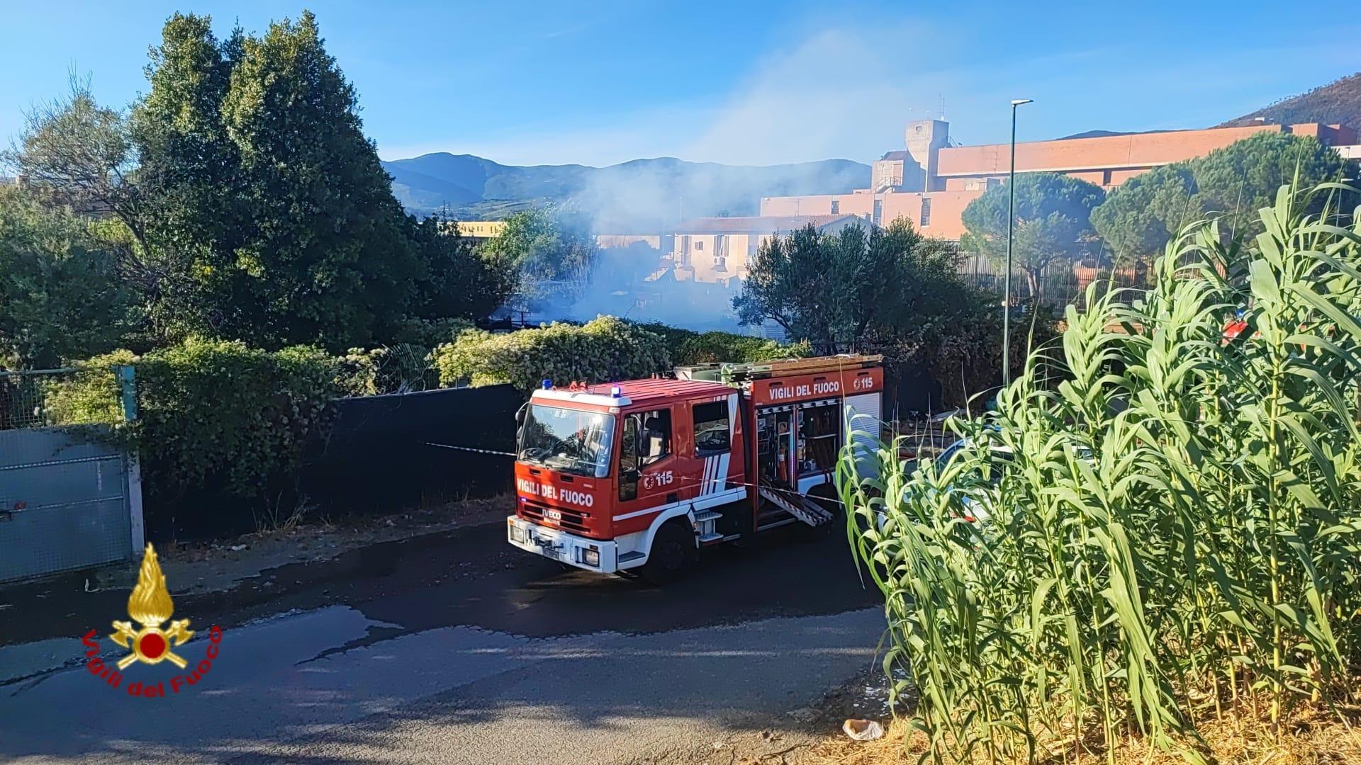 Incendio a Prato, distrutte baracche e annessi agricoli.