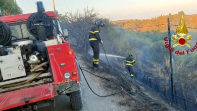 Incendio a San Miniato, vento e zone impervie alimentano le fiamme