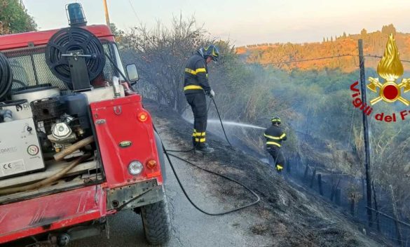 Incendio a San Miniato, vento e zone impervie alimentano le fiamme
