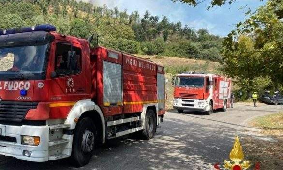 Incendio bosco vicino Prato elicotteri in azione evacuati alcuni