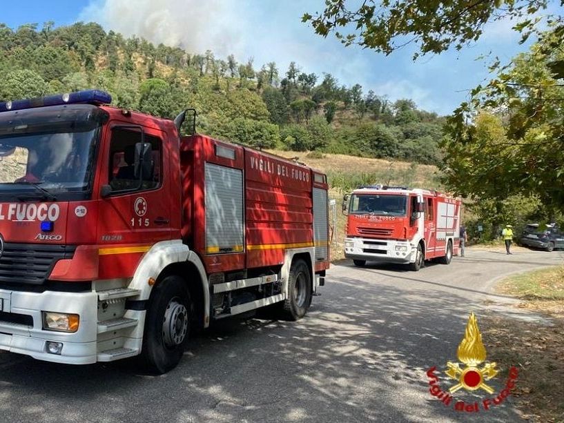 Incendio bosco vicino Prato: elicotteri in azione, evacuati alcuni.