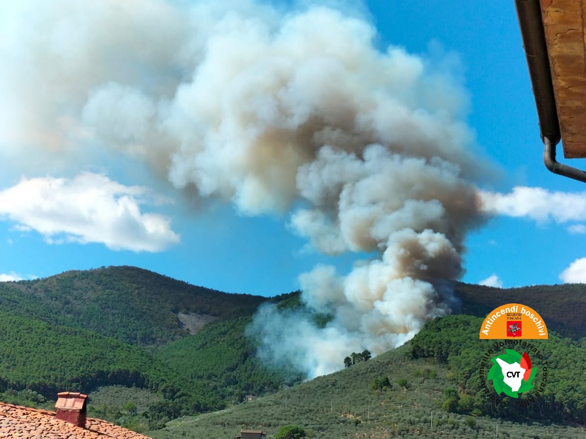 Incendio devastante sul Monte Pisano, fiamme divampano a Buti