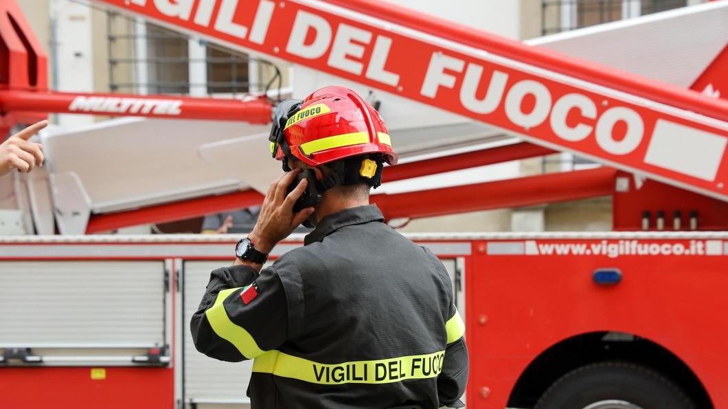 Incendio nel centro di Firenze, fiamme devastano un palazzo.