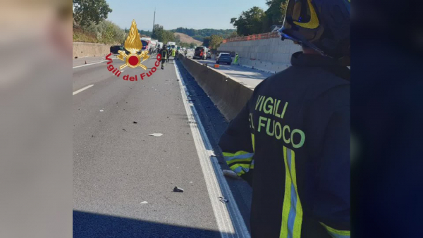 Incidente sulla A1 coinvolge 3 persone da Pistoia.