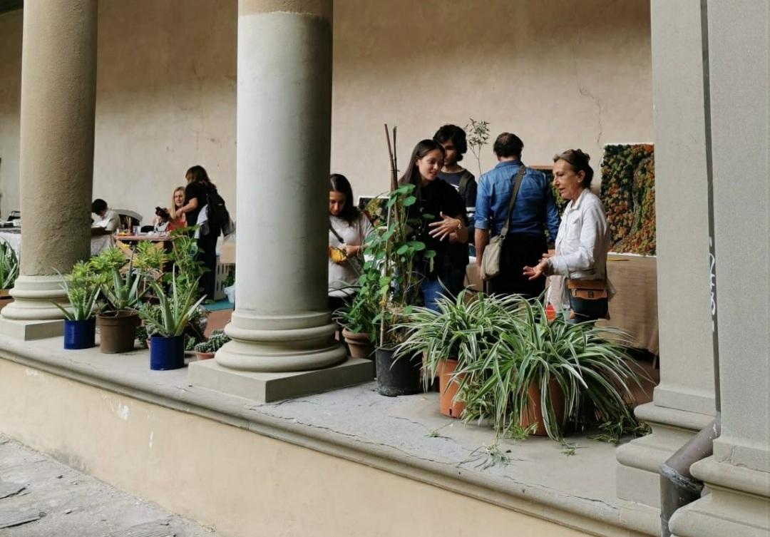 Inizia a Firenze il mercatino d'artigianato nel chiostro del Sangallo.