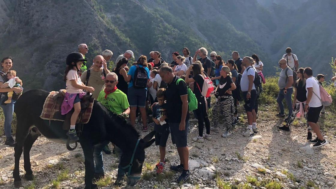 Iniziativa con bambini a Resceto, successo per la camminata sui monti.