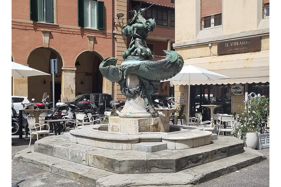 Intervento urgente richiesto per gli scarichi ostruiti delle fontane dei Mostri Marini in piazza Colonnella