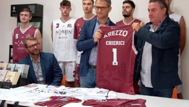 La Scuola Basket Arezzo celebra le bellezze di Arezzo con la nuova divisa sportiva.