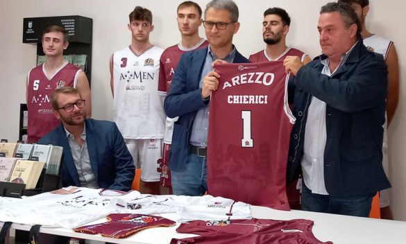 La Scuola Basket Arezzo celebra le bellezze di Arezzo con la nuova divisa sportiva.