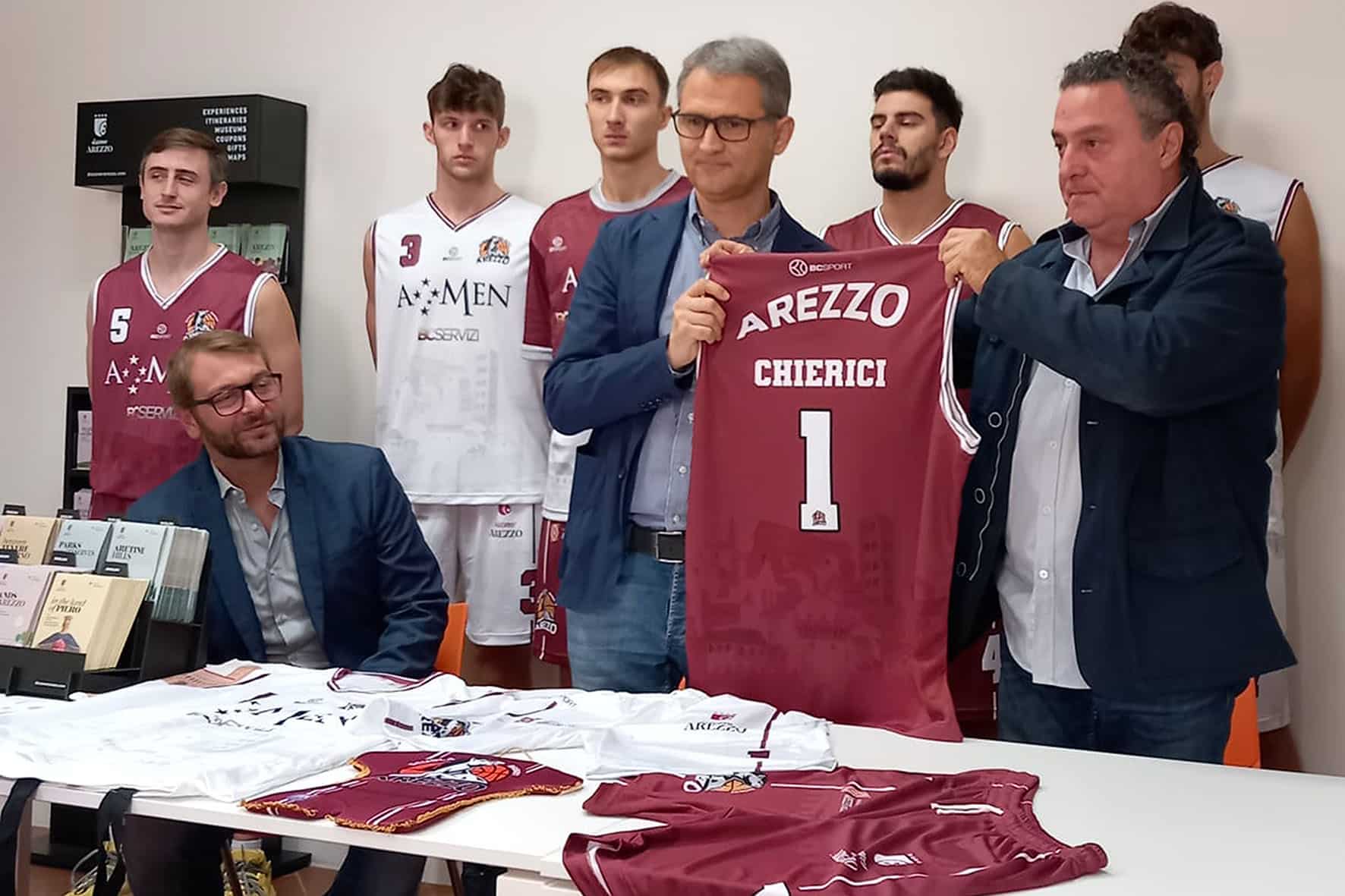 La Scuola Basket Arezzo celebra le bellezze di Arezzo con la nuova divisa sportiva.