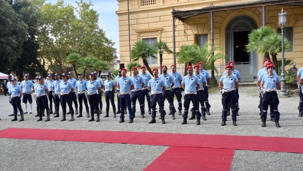 La polizia municipale celebra 278 anni di servizio, ma a Livorno emergono problemi di omissioni di soccorso e sosta selvaggia.
