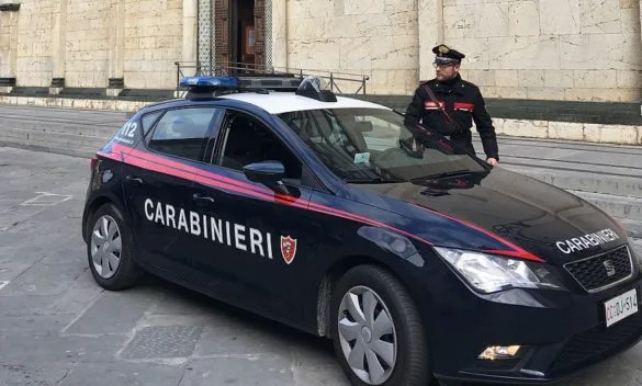 Ladro in auto sorpreso, padre e figlia colpiti a sprangate.