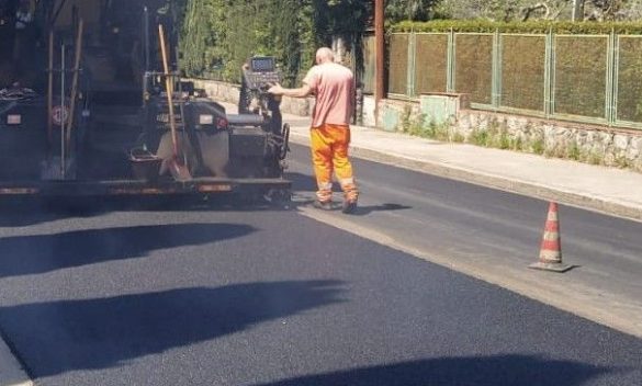 Lavori in corso per asfalto fonoassorbente a Firenze in via Bolognese