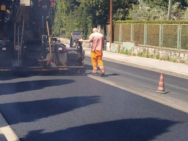 Lavori in corso per asfalto fonoassorbente a Firenze in via Bolognese