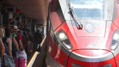 Linee ferroviarie interrotte a Firenze a causa del terremoto, ritardi e cancellazioni, anche per treni ad alta velocità.