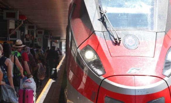 Linee ferroviarie interrotte a Firenze a causa del terremoto, ritardi e cancellazioni, anche per treni ad alta velocità.