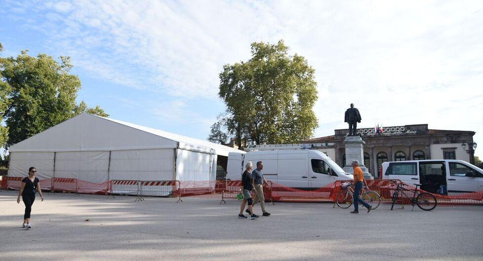 Lucca Comics, ordinanze per strade e piazze, padiglioni in città.