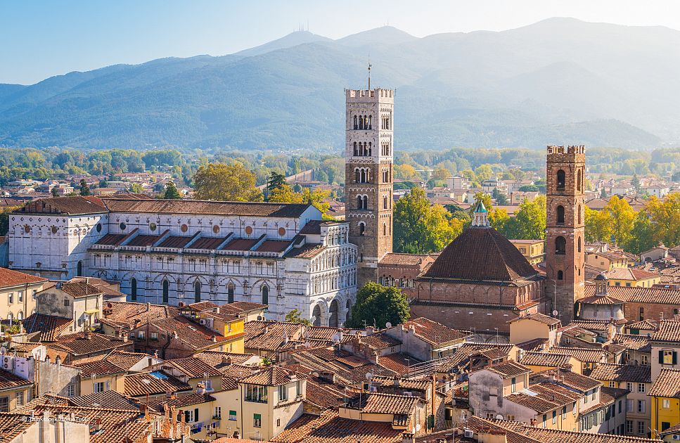 Lucca si riflette nella sua maestosa cattedrale