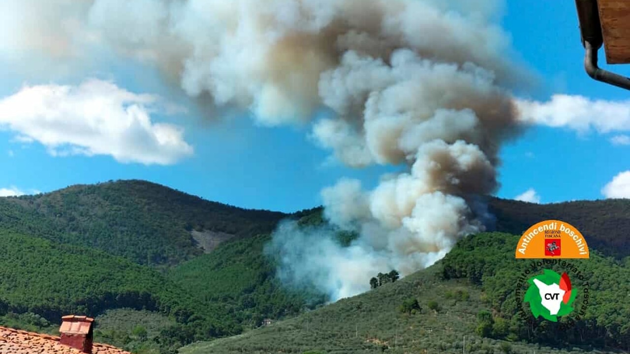 Buti, individuato il responsabile dell'incendio sul monte, avviata l'azione legale