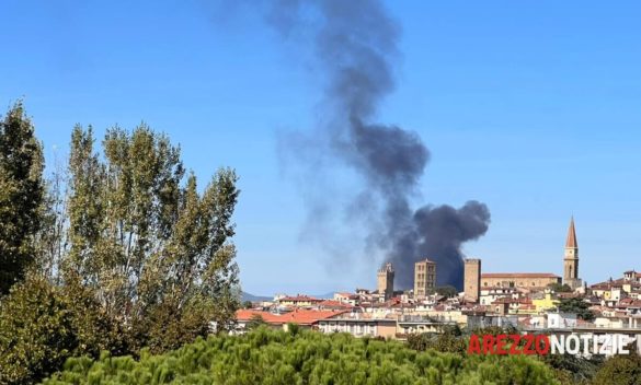 Mezzo in fiamme nello Show Garden, intervento vigili del fuoco