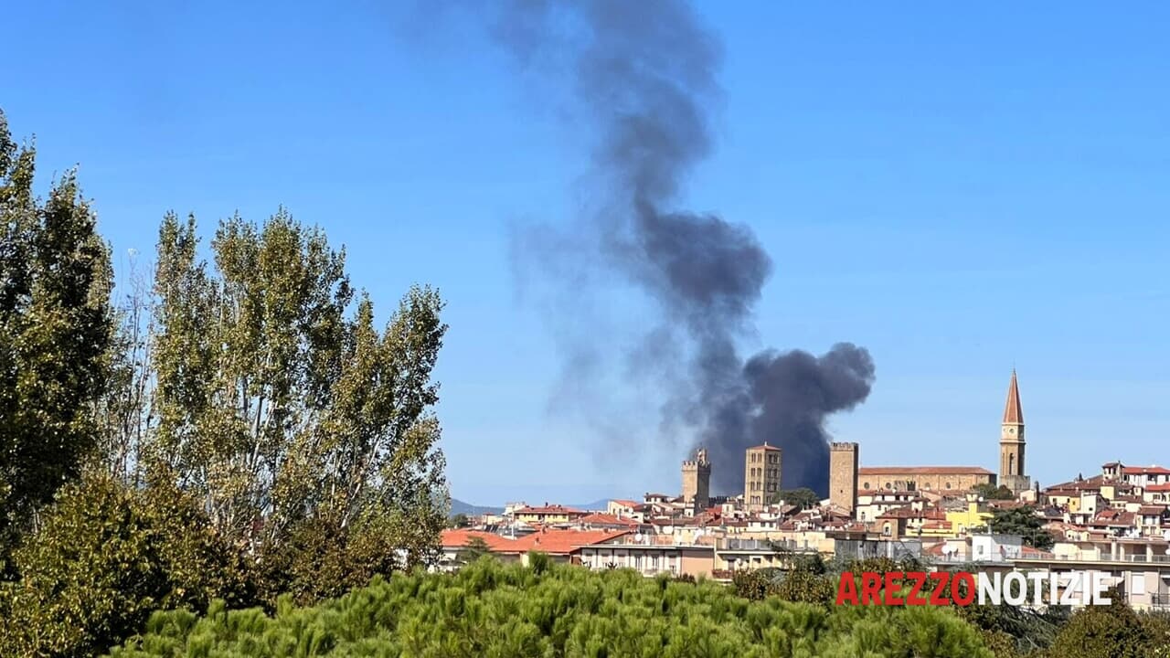 Mezzo in fiamme nello Show Garden, intervento vigili del fuoco