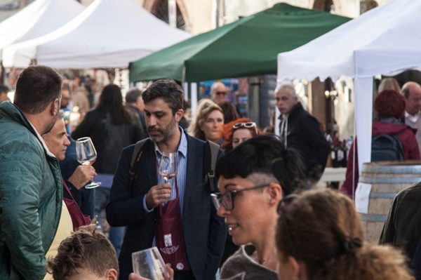 Montescudaio celebra il vino con la Festa del Vino - Livorno Sera.