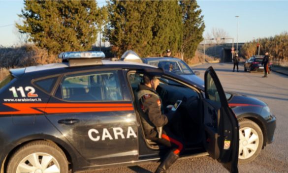 Motorino contro due auto in sosta, incidente causato da uno stato di alterazione