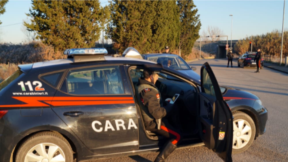 Motorino contro due auto in sosta, incidente causato da uno stato di alterazione