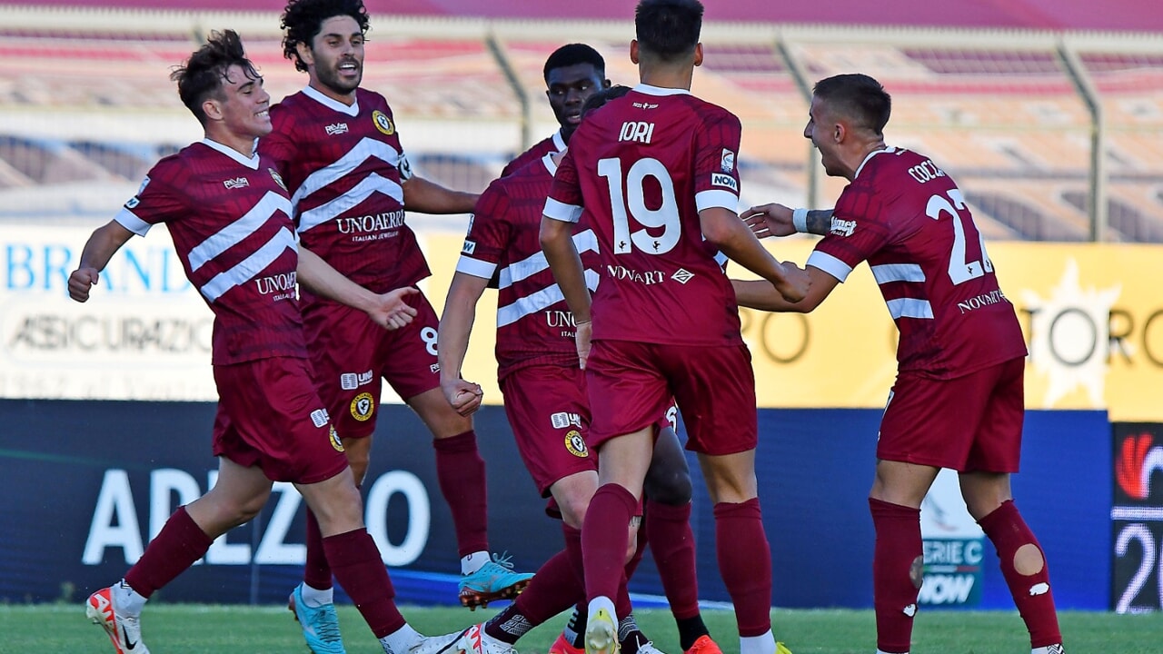 Notturna di fascino ad Arezzo con stadio motivante e sfida contro il Pontedera.