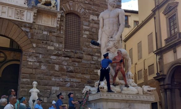 Nudo davanti a Palazzo Vecchio, scatto rivelatore! / FOTO