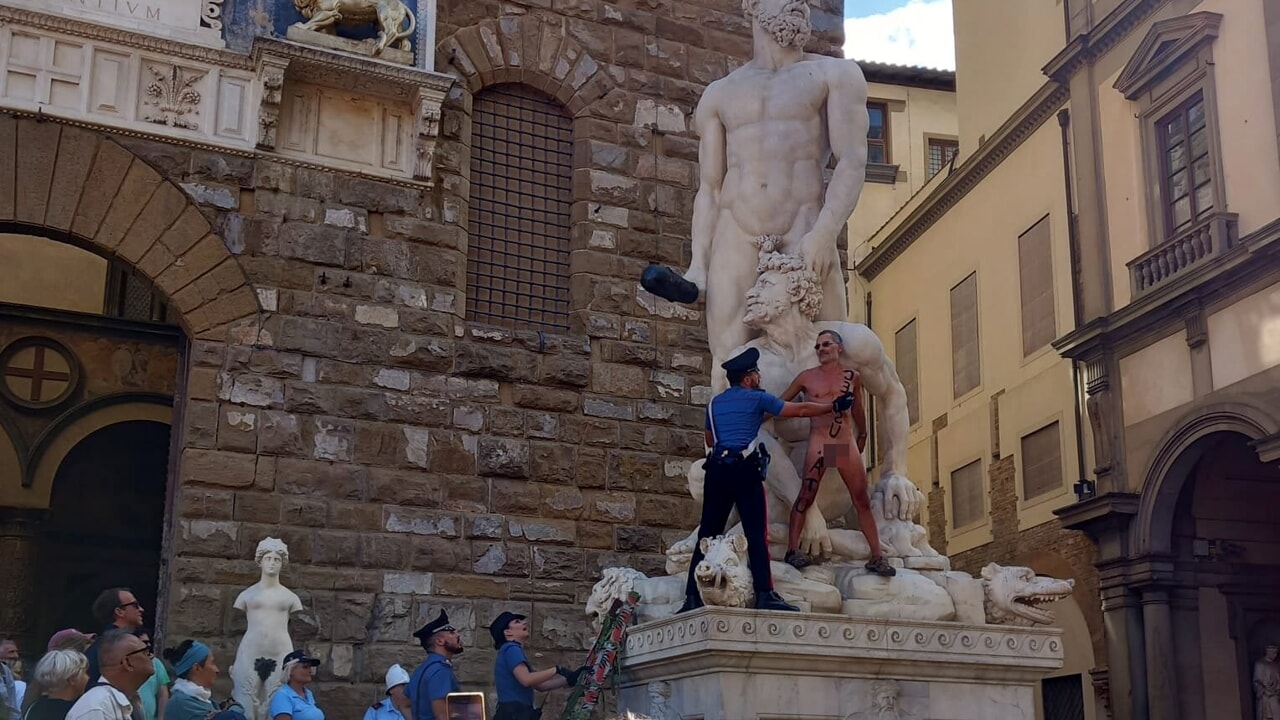 Nudo davanti a Palazzo Vecchio, scatto rivelatore! / FOTO