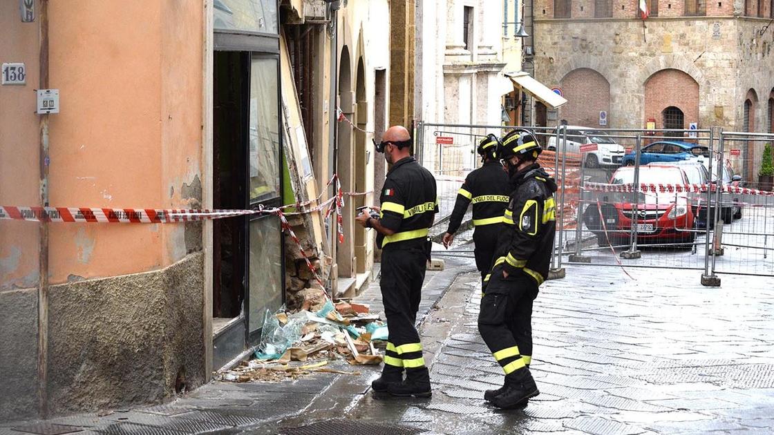 Palazzo crolla, cinque famiglie a casa.