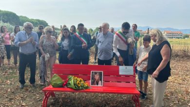 Panchina rossa in memoria di Claudia Corrieri ad Iolo.