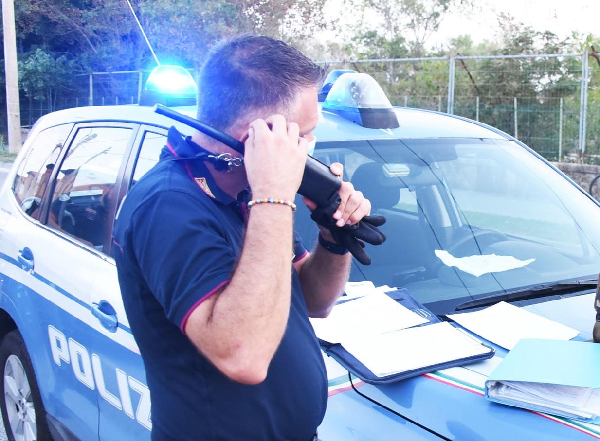 Persona desidera arresto e danneggia la gomma auto polizia.