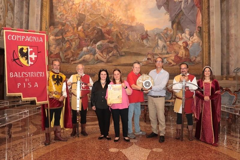 Pisa celebra la tradizione italiana con il campionato di tiro con la balestra antica.