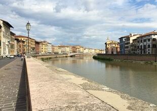 Pisa, un insolito tour tra battello sull'Arno e mura cittadine.