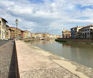 Pisa, un insolito tour tra battello sull'Arno e mura cittadine.