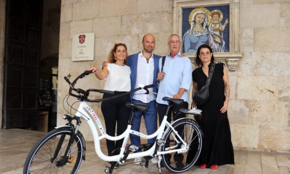 Pisamo dona una 'bici degli abbracci' ad associazione 'Talenti Autistici'