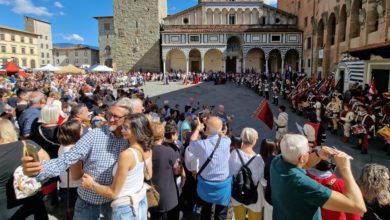 "Pistoia Medioevo" entusiasma, evento richiama folla in Piazza Duomo per un viaggio nel passato.