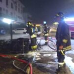 Pneumatici in fiamme in un'officina di Livorno, camion salvato.