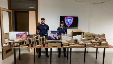 Polizia denuncia due stranieri con auto piena di pacchi Amazon