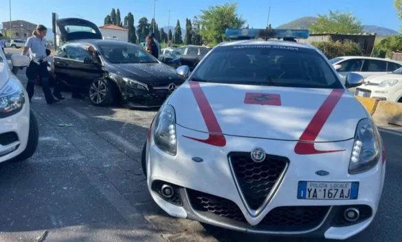 Prato: uomo di 35 anni arrestato per guida contromano con auto rubata sulla tangenziale.