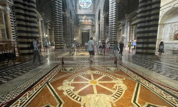 Presentazione del libro "Un libro di marmo" sul Pavimento del Duomo dopo trent'anni di studi - Siena News.