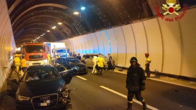 Quattro auto coinvolte in incidente nella galleria A11 a Serravalle.