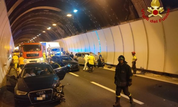 Quattro auto coinvolte in incidente nella galleria A11 a Serravalle.